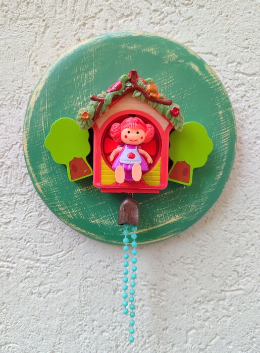 ילדה בבית עץ