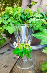 עגילים בגוונים של ירוק