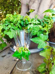 עגילים בגוונים של ירוק