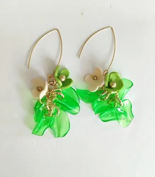 עגילים בגוונים של ירוק