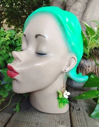 עגילים בגוונים של ירוק