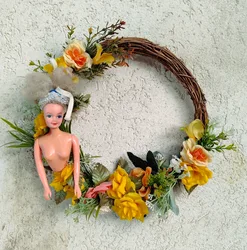 קישוט קיר זר פרחוני ובובת ברבי